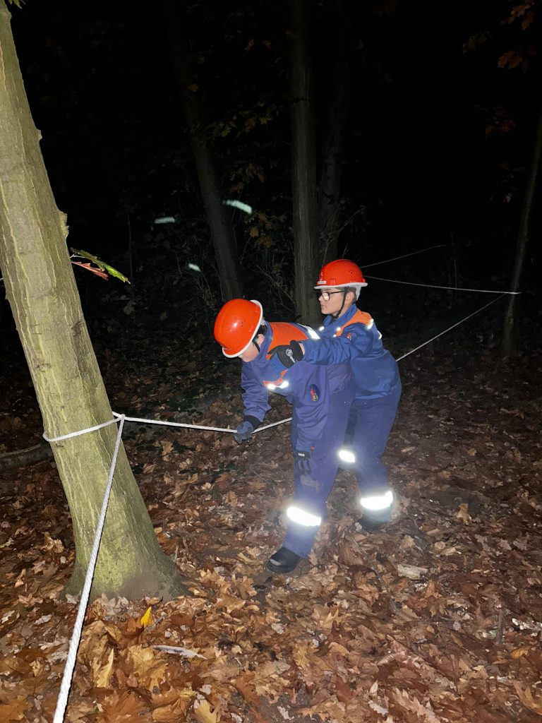 Mehr über den Artikel erfahren Nachtwanderung der Jugendfeuerwehren Kerpen